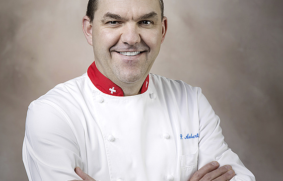 Pascal Aubert est chef de cuisine diplômé et boulanger-pâtissier breveté.