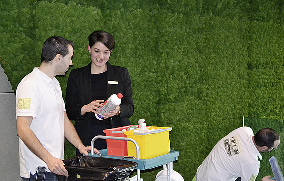 Alina Baer unterstützt Carlos tatkräftig bei der Arbeit im Wellness-Bereich. (ZVG)