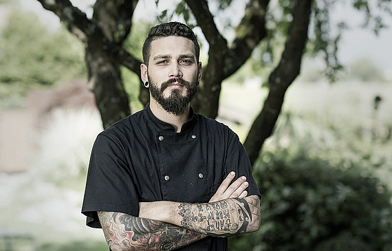 Seine grosse Liebe zur Natur würde man beim kulinarischen Künstler mit Vollbart und Tattoos nicht auf Anhieb vermuten. (ZVG) Seine grosse Liebe zur Natur würde man beim kulinarischen Künstler mit Vollbart und Tattoos nicht auf Anhieb vermuten. (ZVG)