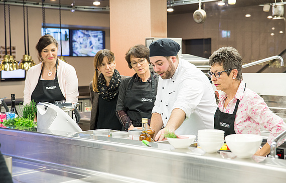 Die Kandidatinnen erhalten Unterstützung von Stefan Zimmermann, Junior Sous-Chef vom Hotel MONTANA Luzern (v. l. Antoinette Bühler, Lucia Seeholzer (Thermomix®), Annamarie Lauber, Christine An- dermatt). (ZVG)