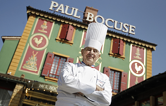Jahrhundertkoch und Gastro-Unternehmer Paul Bocuse vor seinem Geburtshaus, der Auberge du Pont de Collonges. (ZVG)