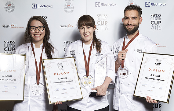 Strahlendes Trio: Siegerin Stefanie Siegenthaler umrahmt von der Zweitplatzierten Michaela Frank und dem Drittplatzierten Jordan Thompson. (ZVG)